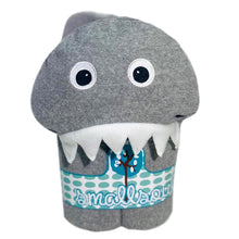 Cargar imagen en el visor de la galería, toalla tiburon gris baby shark baño bebe 